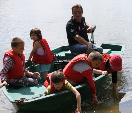 enfants dans une barque